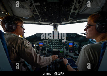 Zwei 340 Expeditionary Air Refuelling Squadron Piloten sprechen miteinander, die während eines Fluges zur Unterstützung der Operation inhärenten Lösen Aug 14, 2017. Die KC-135 bietet die Luftbetankung Fähigkeiten der USA und der Koalition Flugzeuge, Territorium und Bevölkerung von der Kontrolle der ISIS zu befreien. (U.S. Air Force Foto: Staff Sgt. Michael Schlachten) Stockfoto
