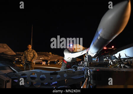 Staff Sgt. Ken Gongora, 388 Aircraft Maintenance Squadron, bereitet zum Anheben eines AIM-120 Advanced medium-Range Luft-Luft-Rakete (AMRAAM) während einer Bekämpfung Archer Waffen laden bei Hill Air Force Base, Illinois, August 8, 2017. Die Rakete wurde von einem F-35 ein Lightning II Flugzeuge an der Utah Test und Training während der Evaluierung gefeuert. (U.S. Air Force Foto von R. Nial Bradshaw) Stockfoto