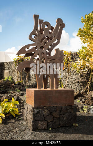 La Asomada, Lanzarote, Kanarische Inseln, Spanien: El triunfador oder der Sieger, eine Skulptur von César Manrique an der Fundación César Manrique Museum gemacht. Stockfoto
