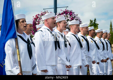 170818-N-EH 218-029 Bremerton, Washington (Aug. 18, 2017) - Chief Petty Officer (CPO) selectees singen "Anker lichten", wie sie im März während der Cpo Legacy Akademie Staffelung vor Museum Schiff USS Turner Joy. Die selectees verbrachte die Woche Wohnen, Arbeiten und die Ausbildung an Bord der Vietnam Krieg - ära Schiff zusammen mit einer Gruppe von CPO Mentoren, die Führung und Ausbildung auf dem Gebiet der seefahrtsgeschichte sowie das Erbe des CPO Gemeinschaft. (U.S. Marine Foto von Mass Communication Specialist 2. Klasse Ryan J. Batchelder/Freigegeben) Stockfoto