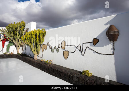 La Asomada, Lanzarote, Kanarische Inseln, Spanien: mozaiek Mauer im Garten der Fundacion Cesar Manrique Museum. Stockfoto