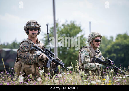 HOHENFELS, Deutschland - US Marine 1. Lt. Nick Sutton (links), eine Bravo Company Infanterie advisor mit Georgia Deployment Program-Resolute Mission für Georgien Liaison Team, führt Perimeter Security um ein wichtiger Führer Engagement während der BIP-RSM Mission Rehearsal Übung an Bord der Joint Multinational Readiness Center, Hohenfels, Deutschland, Nov. 17, 2017. Die BIP-RSM bereitet die Soldaten mit den 31 Georgische Leichte Infanterie Bataillon für den Einsatz in Afghanistan zur Unterstützung der Operation, die die Freiheit des Sentinel, wo Sie durch die Marines aus der GLT und Georgien Training Team begleitet werden, der u. a. Stockfoto