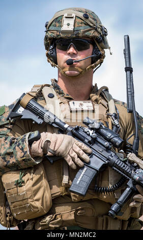 HOHENFELS, Deutschland - US Marine 1. Lt. Nick Sutton, ein Bravo Company Infanterie advisor mit der Georgia Deployment Program-Resolute Mission für Georgien Liaison Team, Beiträge Sicherheit bei der Eingabe der Perimeter der ein wichtiger Führer Engagement während der Georgia Deployment Program Mission Rehearsal Übung an Bord der Joint Multinational Readiness Center, Hohenfels, Deutschland, Nov. 17, 2017. Die MRE ist die Vorbereitung der Soldaten mit 31 Georgische Leichte Infanterie Bataillon auf Offensive und defensive Taktiken für den Einsatz zur Unterstützung der Operation, die die Freiheit des Sentinel, in der Marines vom 6 Air Naval Gu Stockfoto