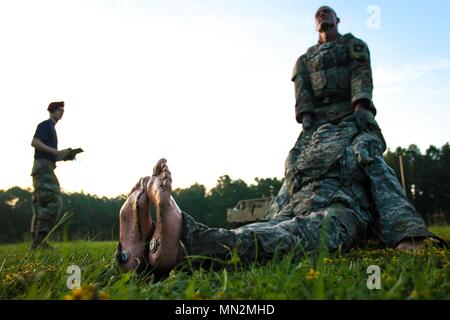 Sgt. Michael Smith, ein Multichannel Übertragungssysteme Operator aus der 58th Signal Company, Luftlandedivision (Air Assault), schleppt einen simulierten Unfall als Teil der Soldat Readiness Test während der Kräfte Befehl 2017 besten Krieger Wettbewerb in Fort Bragg, N.C., Aug 20. 15 Unteroffiziere und Soldaten konkurrieren in einem Fünftägigen Wettbewerb entworfen, um ihre physische und psychische Ausdauer in Fort Bragg, N.C., Aug. 20-25 zu testen. (U.S. Armee Foto von SPC. Hubert D. Delany III/22 Mobile Public Affairs Abteilung) Stockfoto