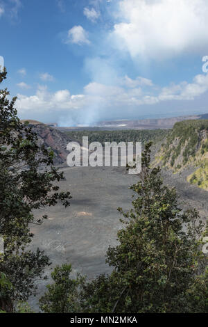 Kilauea Iki Krater im Vordergrund mit Kilauea Caldera Dämpfe im Hintergrund Stockfoto