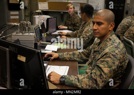 Staff Sgt. Jorge Estrada, ein lagerist mit taktischen Logistik Gruppe der 31 Marine Expeditionary Unit, Bewertungen Flug manifestiert sich an Bord der USS BONHOMME RICHARD (LHD6) während der Fahrt vor der Küste von Queensland, Australien, Nov. 20, 2017. Die TACLOG ist verantwortlich für die Genehmigung und die Verwaltung aller Verkehrsmittel Anfragen für die 31 MEU. Die 31. MEU Partner mit PHIBRON 11 die amphibischen Komponente von Bonhomme Richard Expeditionary Strike Group zu bilden. (U.S. Marines Corps Foto von Lance Cpl. Jona Baase/Freigegeben) Stockfoto