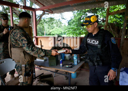 Us Marine Sgt. Jorge S. Calle, Infanterie Trainer mit Mobile Training Team zwei, Befehl Element, Special Purpose Marine Air-Ground Task Force - Southern Command, Hände Munition zu einem Mitglied der Costaricanischen Polizei an der Polizei Base Murcielago in Cuajiniquil, Costa Rica, 15. August 2017. Die Mtt ist Unterricht grundlegende Treffsicherheit Fähigkeiten an den Host nation Polizei bei ihrem Aufenthalt in Costa Rica. Die Marinesoldaten und Matrosen von SPMAGTF - SC sind zu Mittelamerika bereitgestellte Sicherheit Zusammenarbeit Schulung und Engineering Projekte mit ihren Gegenstücken in mehreren Mittelamerikanischen und Ca durchführen Stockfoto