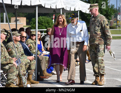 Oberstleutnant Brian Kane, 88th World Support Command, Sekretär des allgemeinen Personals, Escorts Bruce Abbott (Mitte), Ehrengast und Soldaten der 88th Infantry Division während des Zweiten Weltkrieges, zu seinem Sitz für die Enthüllung des 100-jährigen Jubiläums gedenken Plakette im Rahmen einer Zeremonie in der 88Th RSC-Hauptquartier in Fort McCoy, Wis., am 19. August zu Ehren der Anfang der 88th Division im Jahr 1917. Stockfoto