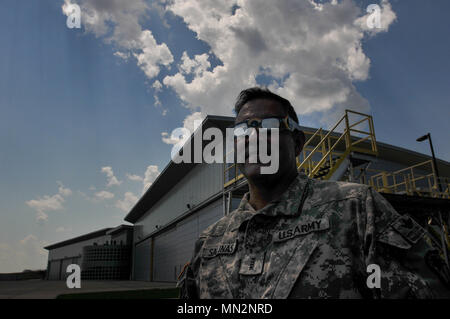 U.S. Army Chief Warrant Officer Steve Salinas, LUH-72A Lakota Pilot mit 2-151 st SSAB, South Carolina Army National Guard, der Blick auf die Sonnenfinsternis im Army Aviation Support Facility (Platz 2), Donaldson, Greenville, S.C., Aug 21., 2017. Dieses historische Ereignis wird erwartet, Millionen von Touristen in South Carolina zu bringen; die totale Sonnenfinsternis wird diagonal laufen in den USA von Oregon nach South Carolina. (U.S. Army National Guard Foto: Staff Sgt. Roberto Di Giovine) Stockfoto