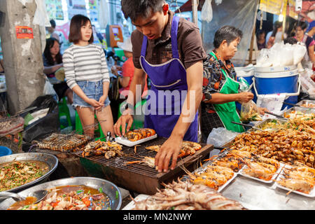 CHIANG MAI, THAILAND - 27. August: Man Garnelen Vorbereitung für den Verkauf am Samstag Nachtmarkt in Chiang Mai (Walking Street) am 27. August 2016 in Chian Stockfoto