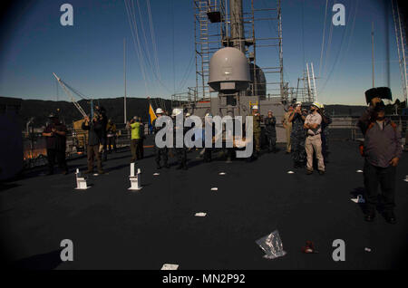 PORTLAND, Erz (Aug. 21, 2017) Segler, Military Sealift Command zivile Seemänner und Vigor Industrial werft Mitarbeiter angezeigt werden, die Sonnenfinsternis an Bord der U-Boot Tender USS Frank Kabel (40), 12.08.21. Frank Kabel, derzeit in Portland, Erz für eine geplante Trockendock phase Wartung Verfügbarkeit, führt die Wartung und den Support von U-Booten und Überwasserschiffen in der Indo-Asia-Pazifik-Region. (U.S. Marine Foto von Mass Communication Specialist Seaman Heather C. Wamsley/Freigegeben) Stockfoto