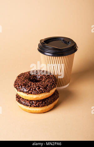 Kaffee im Pappbecher und Schokolade donut Stockfoto