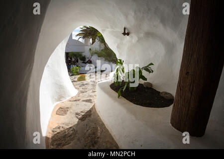 LAGOMAR MUSEUM, Lanzarote, Kanarische Inseln, Spanien: Gasse an der fantastisch modernes Haus der Schauspieler Omar Sharif, der von Jesus Soto. Stockfoto