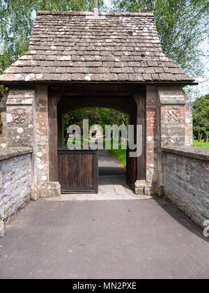 Lychgate an der Kirche St. Peter und Paul,Curry, Somerset, Großbritannien Stockfoto