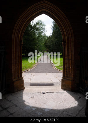 Blick auf den Kirchhof von der Vorhalle der Kirche St. Peter und Paul,Curry, Somerset, Großbritannien Stockfoto