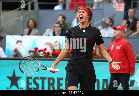 Alexander Zverev von Deutschland feiert nach seinem Sieg im Final gegen Dominic Thiem von Österreich während Tag neun der Mutua Madrid Open Tennisturnier auf dem Caja Magica. (Endstand Alexander Zverev schlagen Dominic Thiem 2 Sets 0). Stockfoto