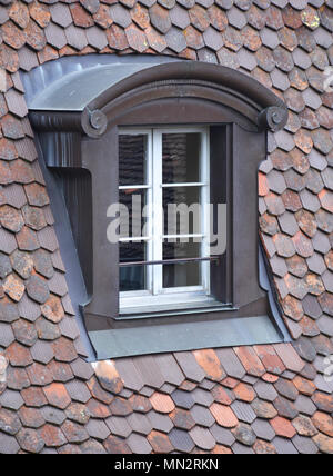 Alte Fenster auf einem Dach Stockfoto