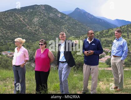 Mitglieder des Canyon Vista Medical Center Executive Leadership Team nehmen in der Ansicht von Star Hill als Jeffrey Jennings, Stellvertreter des Kommandierenden Generals (Mitte), zeigt Ihnen das einzigartige Topographie, das Fort Huachuca 12.08.4. Stockfoto