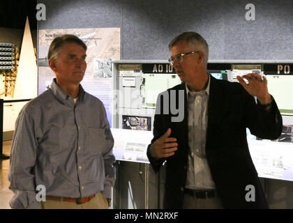 Jeffrey Jennings, Stellvertreter des Kommandierenden Generals (Rechts) bespricht die Geschichte von unbemannten Luftfahrzeugen Systeme mit Canyon Vista's Medical Center CEO, Randy Anderson (Links) bei einem Besuch des Fort Huachuca Historisches Museum Anhang 12.08.4. Stockfoto