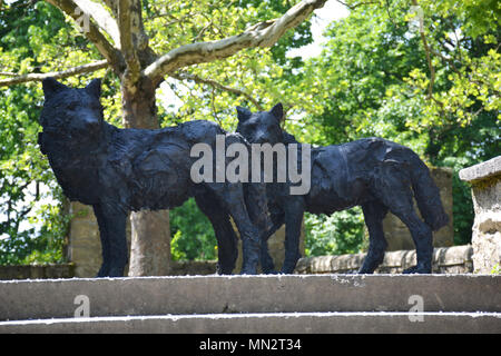 Statuen des Wolfs in der Nähe von neuenburg Kirche in der Schweiz Stockfoto