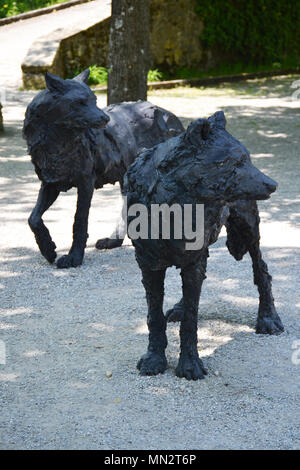 Statuen des Wolfs in der Nähe von neuenburg Kirche in der Schweiz Stockfoto