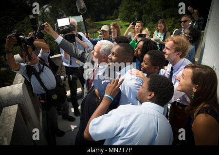 170821-N-ZI 635-362 WASHINGTON (Aug. 21, 2017) Vice President Mike Pence Uhren 2017 Sonnenfinsternis mit Studenten von Eckstein Schulen von Washington DC, die am Nachmittag lernen über heliophysics - Die Studie von unserer Sonne - mit ehemaligen NASA-Astronaut Pam Melroy, NASA-Wissenschaftler Brad Bailey, und Agentur Bildung Spezialist Evelina Felicite-Maurice, an der U.S. Naval Observatory in Washington. (U.S. Marine Foto von Mass Communication Specialist 2. Klasse George M. Bell/Freigegeben) Stockfoto