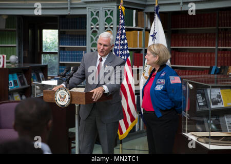 170821-N-ZI 635-123 WASHINGTON (Aug. 21, 2017) Vice President Mike Pence Uhren 2017 Sonnenfinsternis mit Studenten von Eckstein Schulen von Washington DC, die am Nachmittag lernen über heliophysics - Die Studie von unserer Sonne - mit ehemaligen NASA-Astronaut Pam Melroy, NASA-Wissenschaftler Brad Bailey, und Agentur Bildung Spezialist Evelina Felicite-Maurice, an der U.S. Naval Observatory in Washington. (U.S. Marine Foto von Mass Communication Specialist 2. Klasse George M. Bell/Freigegeben) Stockfoto