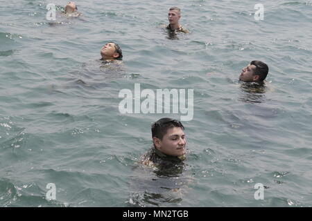 170818-A-RW 053-132 Soldaten der 371. sustainment Brigade, 411 Transport Loslösung und ASG-Kuwait in den Prozess der aus ihren Hosen im Wasser eingesetzt werden während Ertrinken Proofing Ausbildung in den Arabischen Golf am 17. August 2017 zu schweben. (U.S. Armee Foto von Sgt. 1. Klasse Charles Highland) Stockfoto