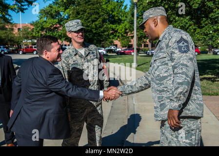 Der Herr Abgeordnete Jay Clayton, Vorsitzender des United States Securities und Exchange Commission visits Scott Air Force Base, Illinois, 23. August 2017. Bei jedem Stopp, Clayton sprach mit Dutzenden von Fliegern und Zivilisten, die Sie einen Einblick, wie Sie unterstützen die Luftbrücke Mission und ihre Anliegen zu hören. (U.S. Air Force Foto/Senior Airman Tristin Englisch) Stockfoto