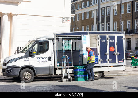 Tesco Lieferwagen und der Fahrer, Belgrave Hotel, Belgravia, Westminster, London, England, Vereinigtes Königreich Stockfoto