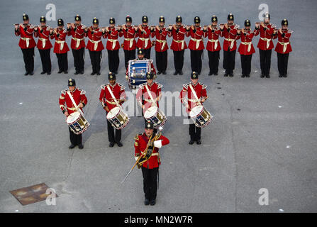 Das Fort Henry Guard Trommeln führen ihre Drum-sequenz während einer Zeremonie in Kingston, Ontario, Kanada, August 19, 2017. Dieser Besuch war der Jahrestag der Ogdensburg Vereinbarung, die von Präsident Roosevelt und Premierminister König war zu binden, die zwei Nationen in die kombinierte Verteidigung der Nordamerika unterzeichnet. Seitdem sind die beiden Einheiten haben gemeinsam vorgeführt, unzählige Male sowohl im Fort und bei Marine Barracks Washington. Stockfoto