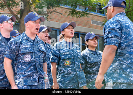 170822-N-ZU 404-136 BOSTON (Aug. 22, 2017) Chief wählt Sound Off vor einer Community Relations Event an der Warren-Prescott Schule während Chief Petty Officer Erbe Woche. Chief Petty Officer Erbe Woche ist eine Woche zu Mentoring neueste Leiter der Marine durch Marine Geschichte und das Erbe der Ausbildung an Bord America's Schiff, die USS Constitution gewidmet. (U.S. Marine Foto von Mass Communication Specialist 2. Klasse Jordyn Diomede/Freigegeben) Stockfoto