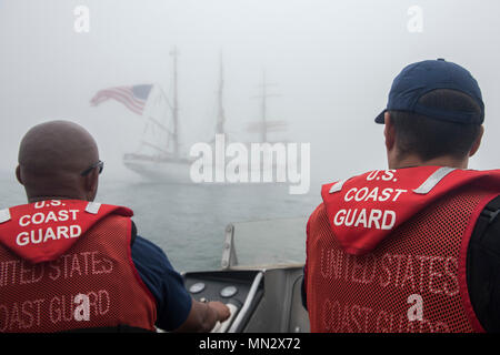 USCGC Eagle (WIX-327) ist eine 295 Meter lange Barke, die von der United States Coast Guard als Trainingsschneider betrieben wird und 1936 in Deutschland als Horst Wessel gebaut wurde. Das Archivbild zeigt das Schiff, das am 4. August 2017 durch Nebel in der Casco Bay bei der Ankunft in Portland, Maine, segelte, zeitgleich mit dem 227. Geburtstag der Küstenwache. Stockfoto
