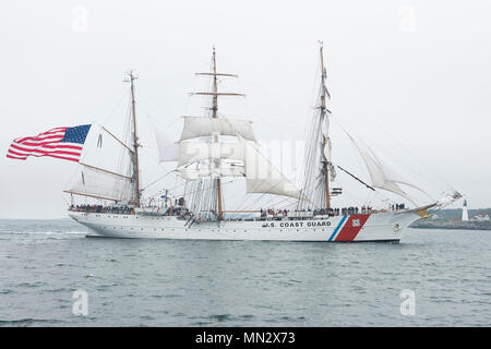 USCGC Eagle (WIX-327) ist eine 295 Meter lange Barke, die von der United States Coast Guard betrieben wird und 1936 in Deutschland gebaut wurde. Das Archivbild dokumentiert den Cutter, der in der Nähe von Portland Head Light bei der Ankunft in Portland, Maine, am 4. August 2017, zum 227. Geburtstag der Küstenwache, segelte. Stockfoto