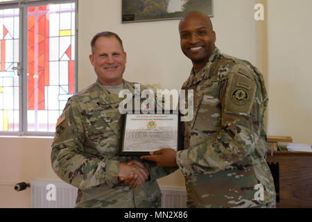 Oberstleutnant Thurman McKenzie (rechts), der Kommandant der Feldartillerie Squadron, 2nd Cavalry Regiment (2 CR), präsentiert eine Bescheinigung der Anerkennung zu Oberstleutnant Bill Harrison (links), U.S. Army Europe Operations und Pläne Champlain, für die Teilnahme an der 7th Army Training Command- und 2 CR gemeinsames Gebet Mittagessen an der Rose Barracks Kavallerie Kapelle, Vilseck, Deutschland, Nov. 24, 2017. Das Gebet, das Mittagessen ist eine Gelegenheit für die Soldaten und ihre Familien religiöse Unterstützung zu erhalten. (U.S. Armee Foto von SPC. Emily Houdershieldt) Stockfoto