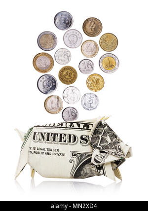 Münzen verschiedener Länder fallen in einem sparschwein von Dollar, auf weißem Hintergrund Stockfoto