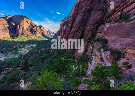 Wandern in der schönen Landschaft im Zion National Park entlang der Landung Trail des Engels Blick auf Zion Canyon, Utah, USA Stockfoto