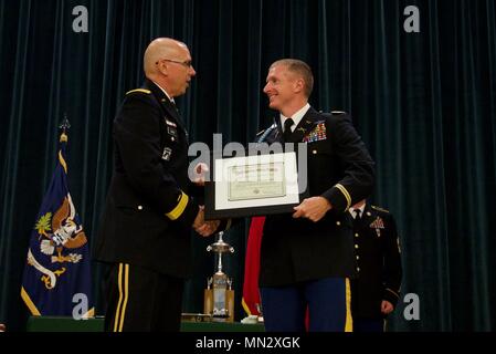 FORT Bragg, N.C. Oberstleutnant Robert H. Bumgardner (rechts), der Kommandant der 30. gepanzerten Brigade Combat Team ist in den N.C. eingesetzt Nationalgarde Officer Candidate School Hall des Ruhmes während einer Zeremonie für die 139 Regiment Officer Candidate School, Klasse 59, Nov. 19, 2017. Brig. General John A. Byrd, Stellvertretender Adjutant General für Inlandsgeschäfte, überreichte den Preis. (N.f. Nationalgarde Foto von Sgt. Odaliska Almonte, Public Affairs/Freigegeben) Stockfoto