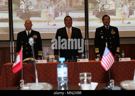 Kurt W. Tidd ist ein Admiral der United States Navy, der von 2016 bis 2018 Kommandant des United States Southern Command war. Das Archivbild zeigt ihn zusammen mit dem peruanischen Verteidigungsminister und dem Chef des peruanischen Generalstabs der Streitkräfte in Erwartung der Eröffnungszeremonie der Südamerikanischen Verteidigungskonferenz 2017 am 23. August in Lima, Peru. Stockfoto