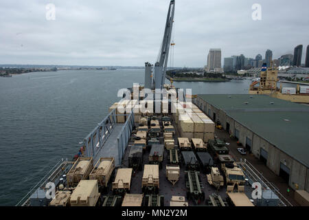 Die USNS Bob Hope steht für die Verladung im Hafen von San Diego, Calif., Aug 23, 2017 zur Unterstützung der Übung Turbo Aktivierung. Turbo Aktivierung ist eine in den USA Transport Befehl übung, die Fähigkeit, die Gemeinsame Task Force Port-Opening der Ladung während der humanitären und Katastrophenhilfe Operationen zu verbreiten und zu bewerten. (U.S. Air Force Foto/Airman 1st Class Kristen Heller) Stockfoto