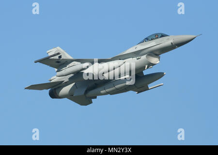 Neue Lockheed Martin F-16C ist bei Auslieferung an die polnische Luftwaffe, RAF Mildenhall während Ihrer Lieferung Flug. Stockfoto