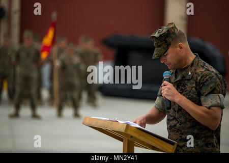 Oberst Terry M. Johnson, kommandierender Offizier, 12 Marine Corps Bezirk, spricht während einer Feierstunde in der Marine Corps Base Camp Pendleton, Calif., Aug 23., 2017. 1 Reconnaissance Bataillon The Boathouse compound zu Ehren der 1 Sgt. Edward Smith, der vom 5. April 2003 infolge der Wunden, die Sie erhalten, während mit der gegnerischen Kräfte in Irak während der Operation Iraqi Freedom beteiligt. (U.S. Marine Corps Foto von Lance Cpl. Ryan S. Kierkegaard) Stockfoto