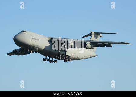 US Air National Guard Lockheed C-5A Galaxy auf Ansatz in die RAF Mildenhall an einem kalten Wintertag. Stockfoto