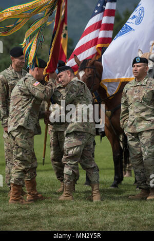 Generalleutnant Paul E. Funk, III, III Corps Commander, erhält die Farben von Generalmajor Ryan F. Gonsalves, ausgehende Kommandant der 4.Infanterie Division, als er das Kommando über die Ivy Division Maj. Allgemeine Randy A. George in einem Führungswechsel Zeremonie auf der Gründer Feld Fort Carson, Colorado, 24. August 2017 verzichtet. (U.S. Armee Foto von Sgt. Micha Merrill) Stockfoto