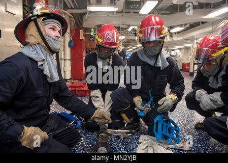 170823-N-JW 542-095 ATLANTIK (Aug. 23, 2017) Segler teilnehmen in Rohr patching Training auf dem Achterdeck Chaos Decks während eines General Quarters (GQ) bohren Sie an Bord der Flugzeugträger USS Harry S. Truman (CVN 75). Harry S. Truman nutzt GQ Bohrer vorzubereiten Zug Segler für Notsituationen Schadensbegrenzung Bereitschaft und und auf dem ganzen Schiff halten. (U.S. Marine Foto von Mass Communication Specialist Seaman Junito Rodriguez/Freigegeben) Stockfoto