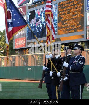 Mitglieder der gemeinsamen Color Guard der Ohio National Guard Anzeige der Flaggen während der Nationalhymne, die von Soldaten, die in den 122 Army Band an der Columbus Clippers Aviation Spiel Tag Veranstaltung gesungen, 19. August 2017, bei Huntington Park, Columbus, Ohio. Stockfoto