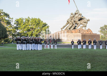 Das Marine Corps leise Bohren Platoon führt bei einem Sonnenuntergang Parade im Marine Corps War Memorial, Arlington, Virginia, Aug 8, 2017. Sonnenuntergang Paraden sind als Mittel zur Einhaltung der hohen Beamten statt, verehrte Bürger und Förderer des Marine Corps. (U.S. Marine Corps Foto von Lance Cpl. Stephon L. McRae) Stockfoto