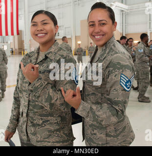 Senior Flieger Kaelah Ignacio (links) und Emeliana Punahele (rechts), von den 60 medizinischen Support Squadron, zeigen Ihrer staff sergeant Streifen während der staff sergeant Release Party. Travis Air Force Base, Calif., gratuliert 300 neu ausgewählten Mitarbeitern Sergeants bei einer Feier im Hangar 837, Aug 24, 2017. Oberst John Klein, 60 Air Mobility Wing Commander und Chief Master Sgt. Michael Thomas, 60 Support Group Betriebsleiter, waren an Hand für die Festlichkeiten, zusammen mit Familie, Freunden und Kollegen. Nach Angaben der Luftwaffe Personal Center, 44,31 Prozent der 14,181 Förderung Stockfoto