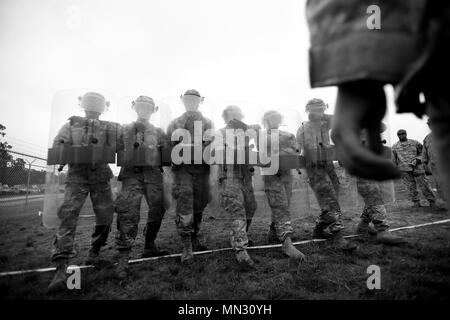 Armee finden Soldaten der 367. Military Police Company, Horsham, Pennsylvania, Durchführung riot control Training in einem mock Gefangenenlager während des Kampfes Support Training Übung 86-17-02 am Fort McCoy, Wisconsin, von August 5 - 25, 2017. Tausende von Armee Reservisten verband Service Mitglieder aus verschiedenen Dienstleistungsbranchen in einer groß angelegten Übung auf Multi-Echelon konzentriert zu trainieren und multi-funktionale, realistisch, taktische Schulung zu Herausforderung die Leistungsfähigkeit der Leader und kollektiven Aufgaben und zu verbessern. Eine der wichtigsten Schwerpunkte der CSTX war, und grundlegendes Verständnis der Soldat zurück Stockfoto