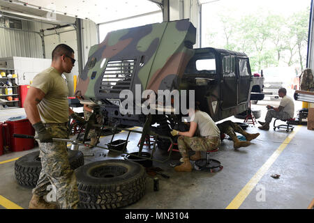 Armee finden Radfahrzeug Mechanik an der 950th Support Wartung Unternehmen Durchführung von jährlichen Service auf Beobachter Trainer/Trainer humvees als Teil ihrer Mission, den Shop im Kampf Support Training Übung 86-17-02 am Fort McCoy, Wisconsin, ab August 5 - 25, 2017 zugeordnet. Tausende von Armee Reservisten verband Service Mitglieder aus verschiedenen Dienstleistungsbranchen in einer groß angelegten Übung auf Multi-Echelon konzentriert zu trainieren und multi-funktionale, realistisch, taktische Schulung zu Herausforderung die Leistungsfähigkeit der Leader und kollektiven Aufgaben und zu verbessern. Eine der wichtigsten Schwerpunkte der CSTX Stockfoto